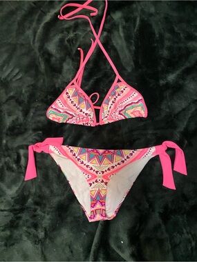 Body Glove Neon Pink Trim Multicolor Chevron Bikini Top